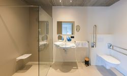 rolstoeltoegankelijke badkamer