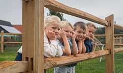 speeltuin vrolijke kinderen